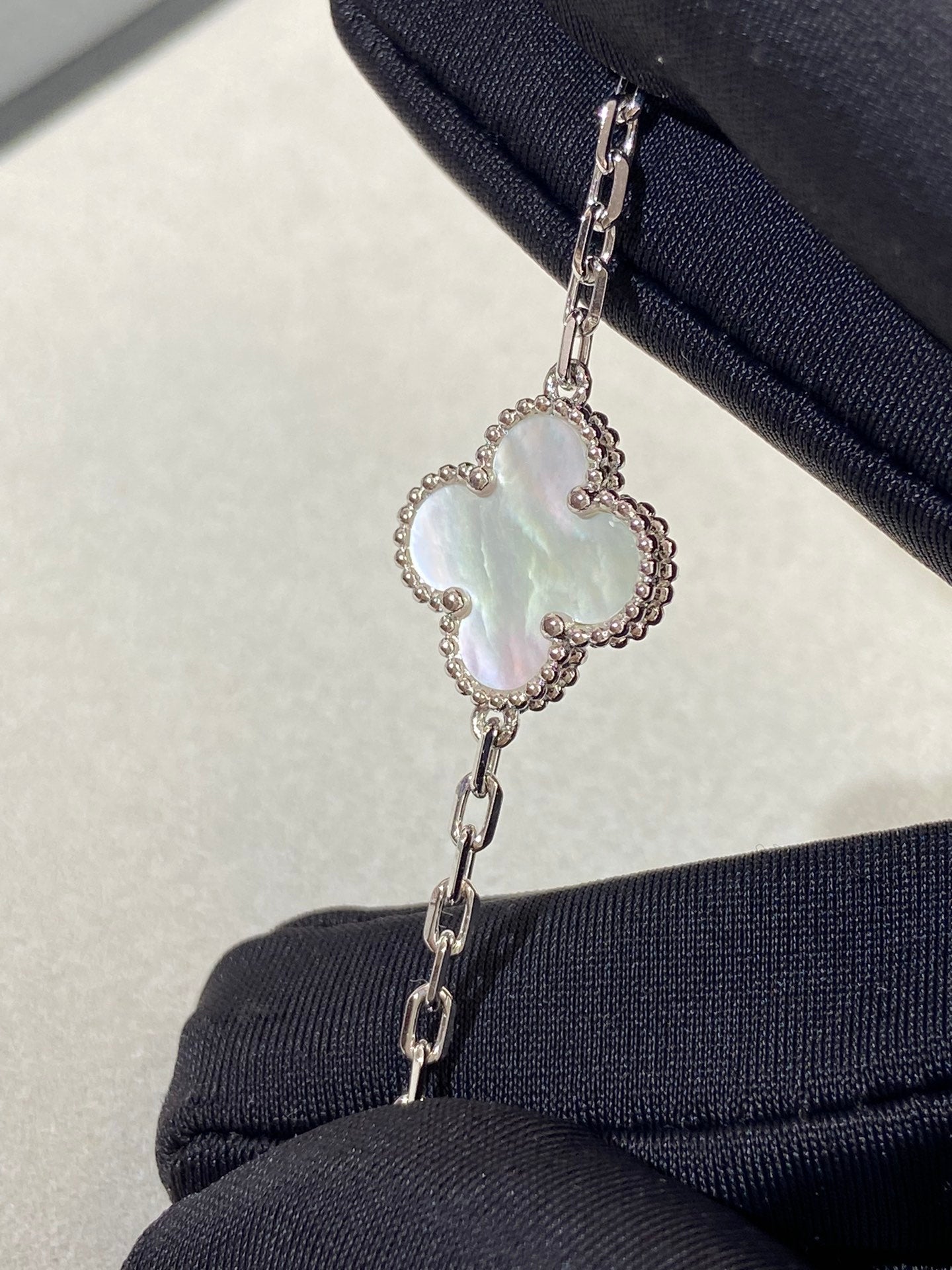 [Eternal Jewelry]CLOVER WHITE PEARL MOP 5 MOTIF BRACELET COLLECTION