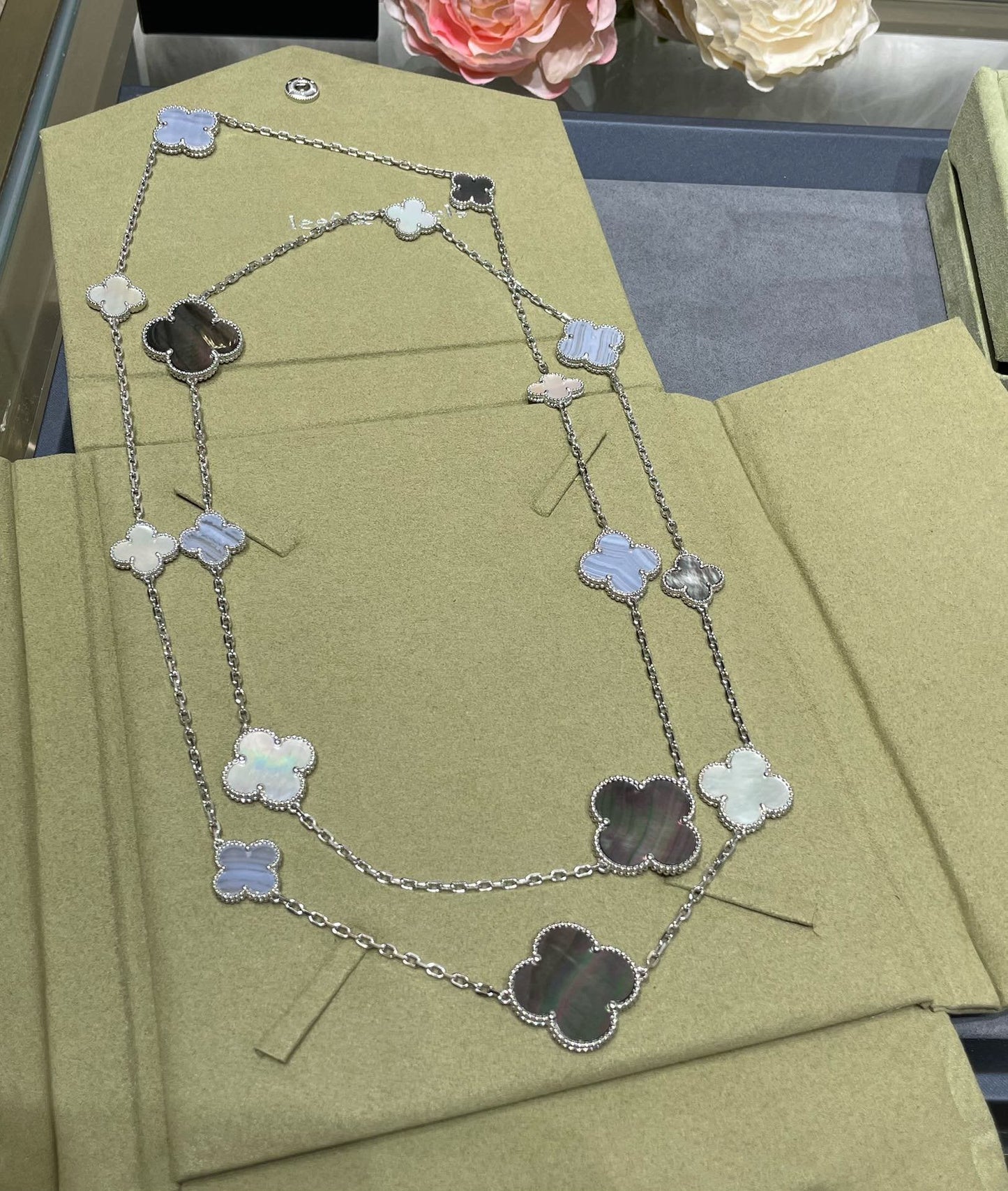 [Eternal Jewelry]CLOVER 16 MOTIF CHALCEDONY MOP SILVER NECKLACE