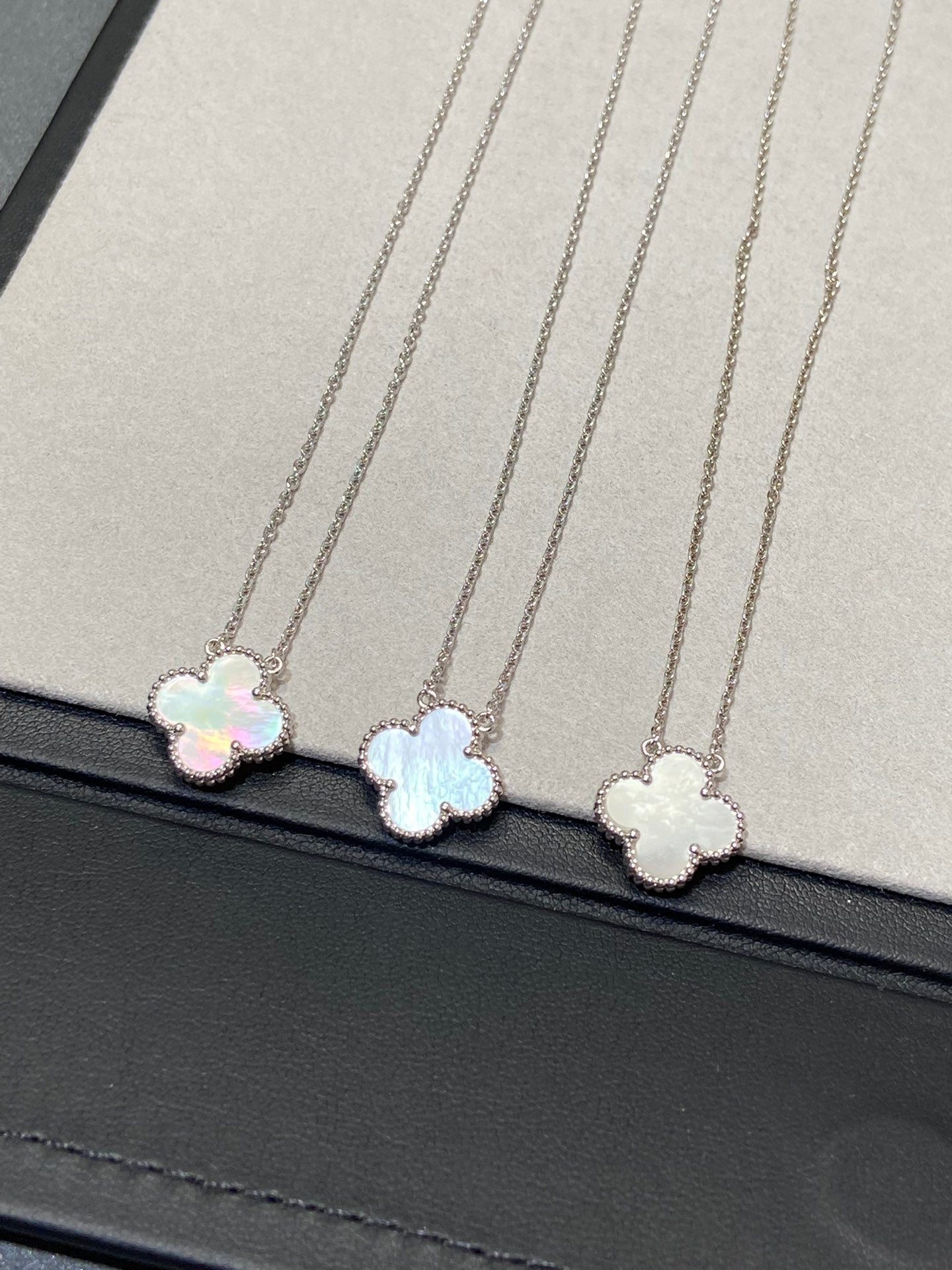 [Eternal Jewelry]CLOVER MEDIUM SILVER WHITE MOP NECKLACE